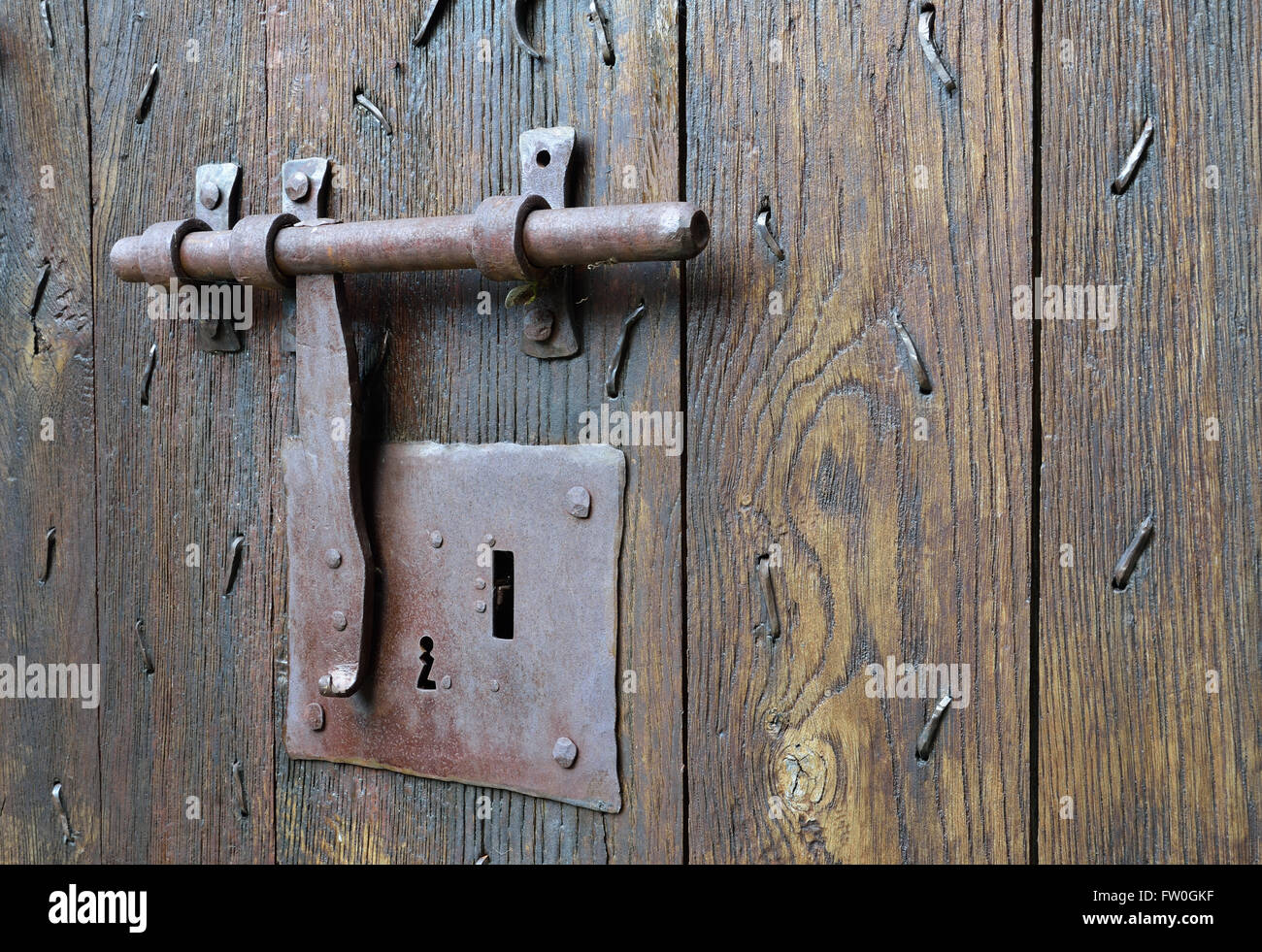 Old-style lock d'un dispositif sur l'entrée du bois Banque D'Images