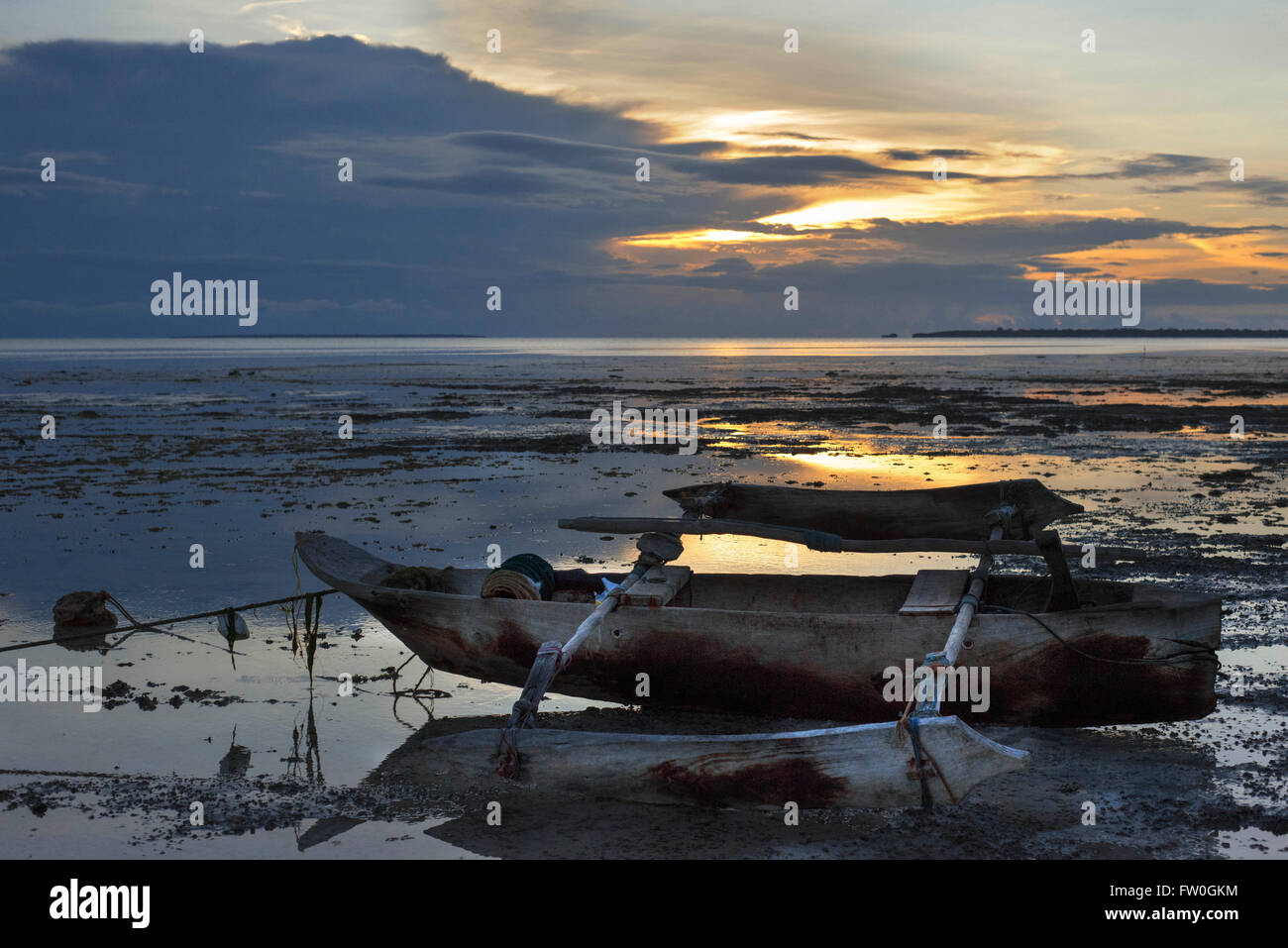 Bateau traditionnel à la plage en face de l'Hôtel Résidence à l'Océan Indien Zanzibar Tanzanie Banque D'Images