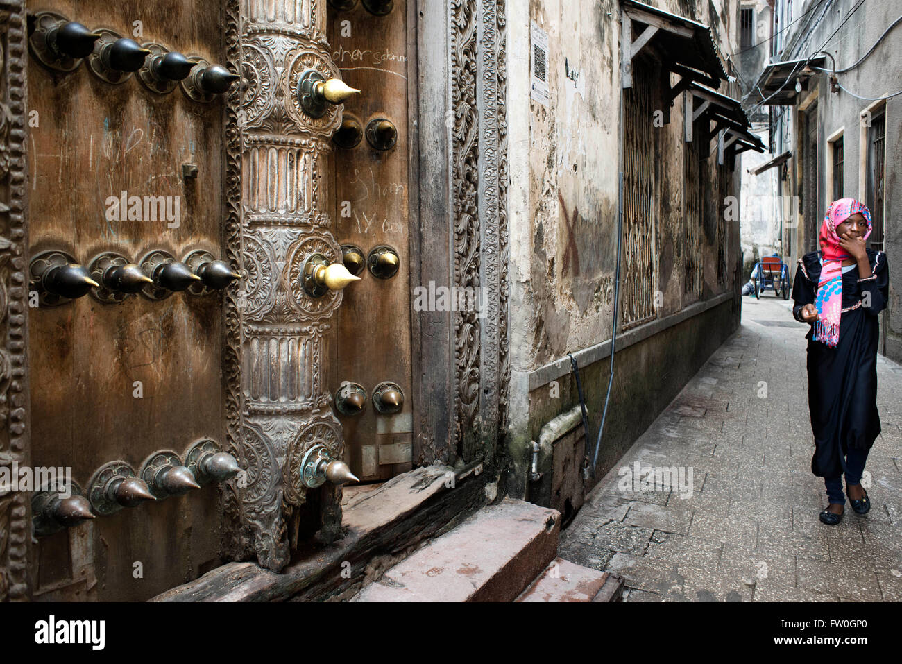 Les portes en teck massif d'une chambre à Stone Town s labyrinthe de rues étroites, Zanzibar, Tanzanie. Banque D'Images