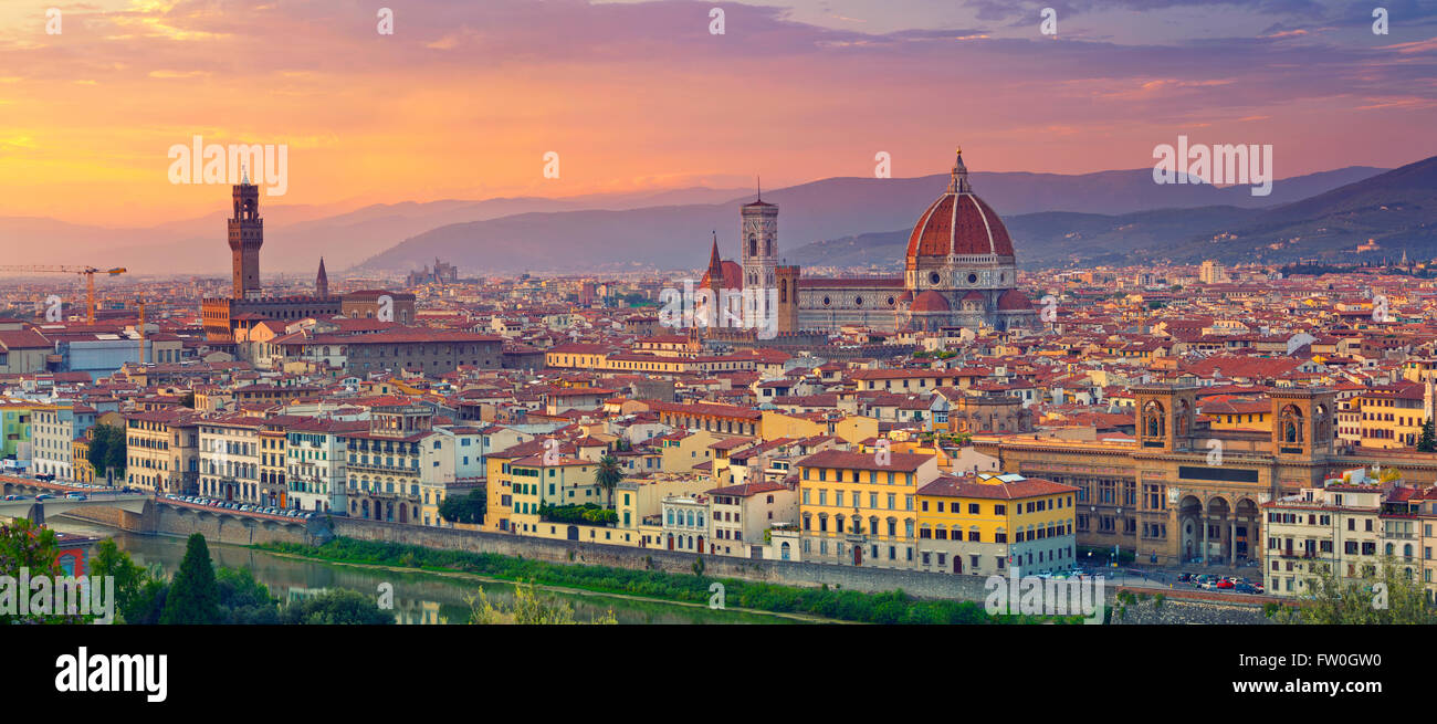 Panorama de Florence. Image panoramique de Florence, Italie au cours de beau coucher du soleil. Banque D'Images