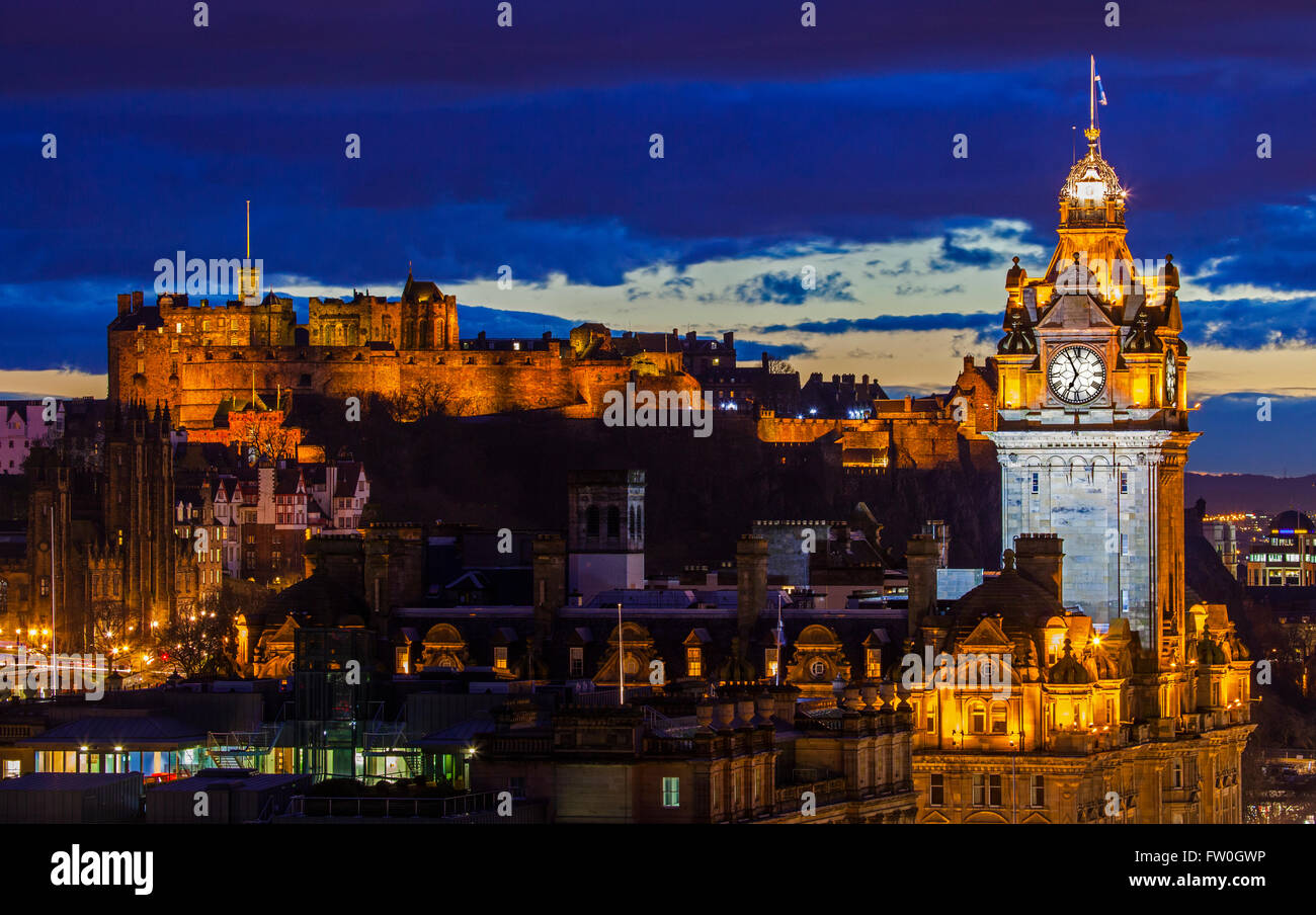 Édimbourg, Écosse - 9 mars 2016 : une belle vue de Calton Hill, à Édimbourg, en tenant dans les sites d'Édimbourg Château un Banque D'Images