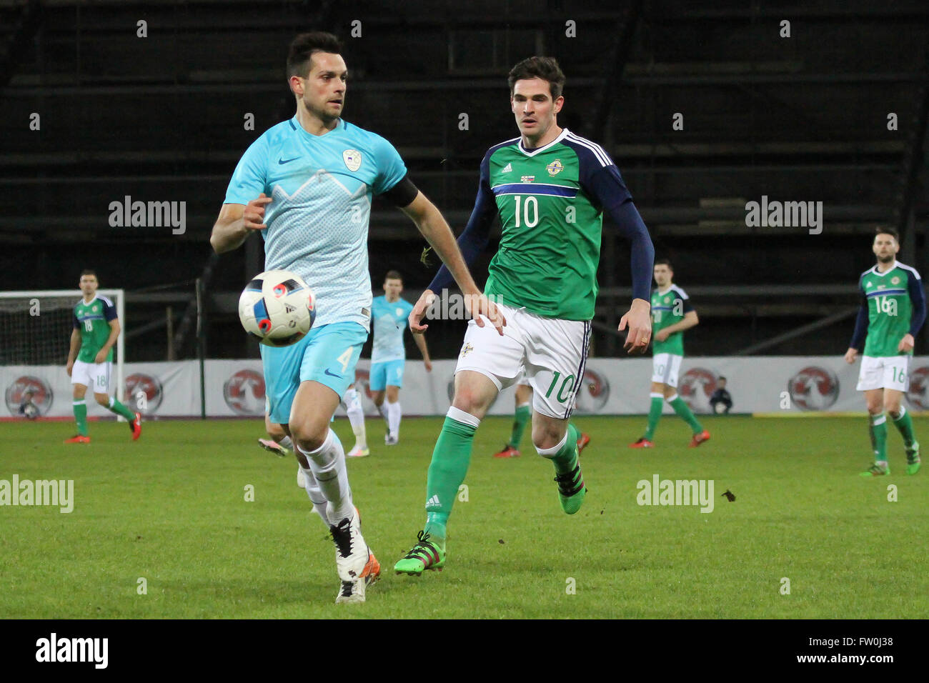 28 mars 2016 - défi international de Vauxhall (Friendly). L'Irlande du Nord 1 Slovénie 0. La Slovénie Miral Samardzic (4) protège le ballon de Kyle Lafferty. Banque D'Images