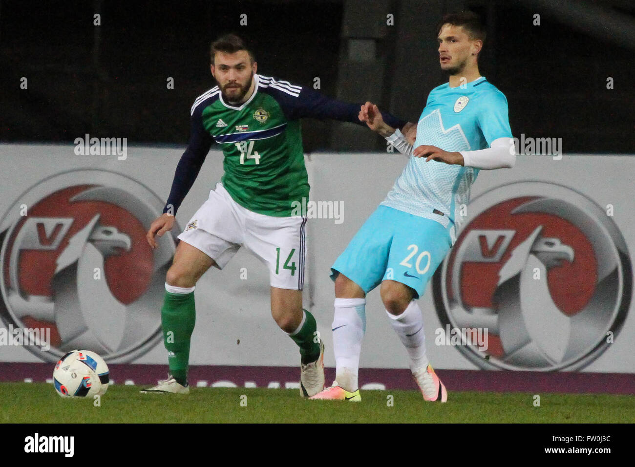 28 mars 2016 - défi international de Vauxhall (Friendly). L'Irlande du Nord 1 Slovénie 0. L'Irlande du Nord Stuart Dallas (14) détient au large de Petar Stojanovic. Banque D'Images