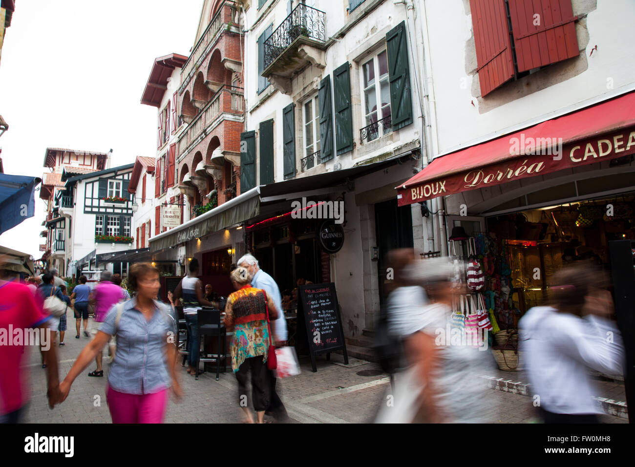 Dans la rue Saint Jean de Luz, France Banque D'Images