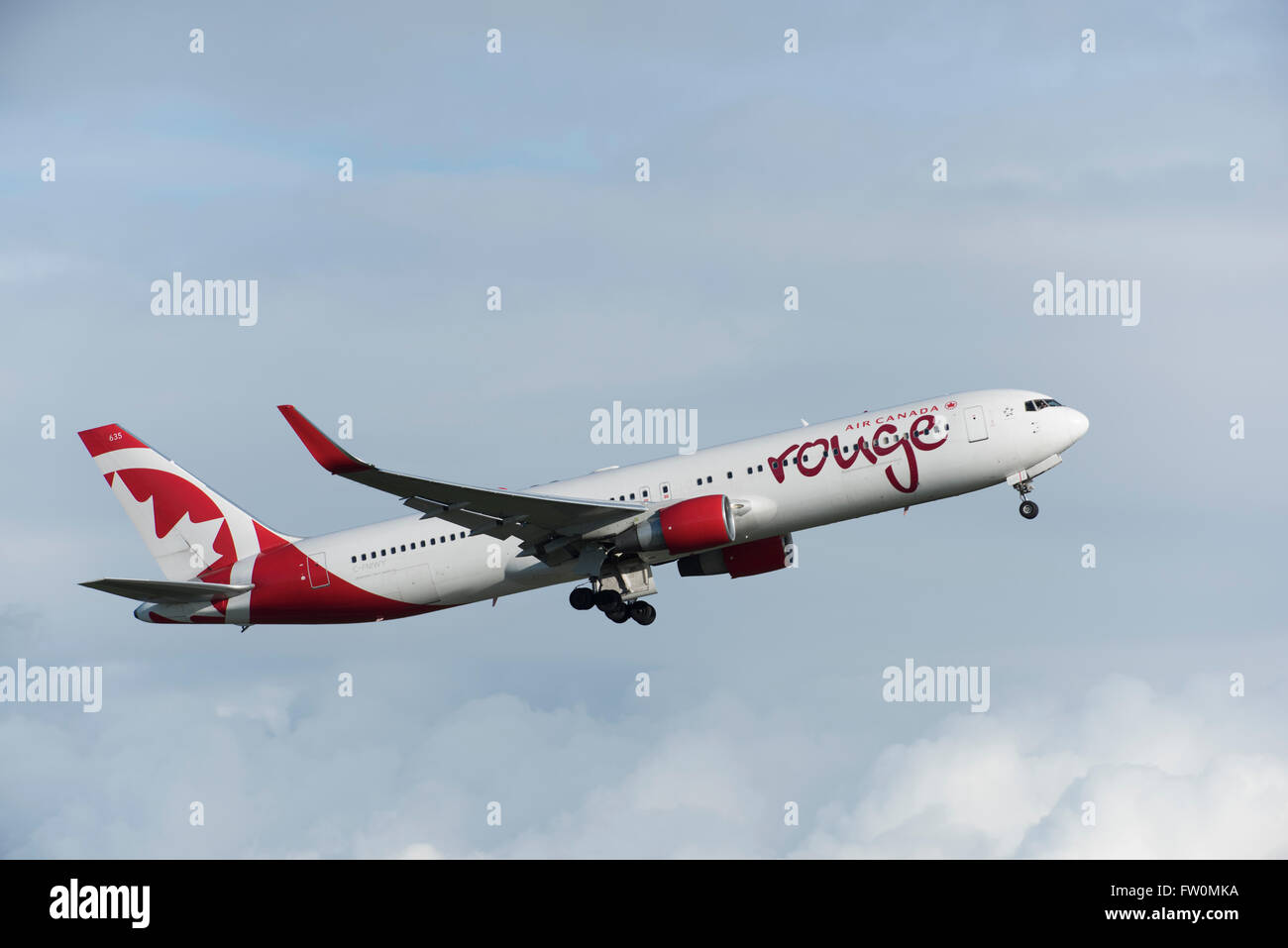 Boeing 767-300 d'Air Canada rouge dans l'air après le décollage de l'Aéroport International de Vancouver Banque D'Images