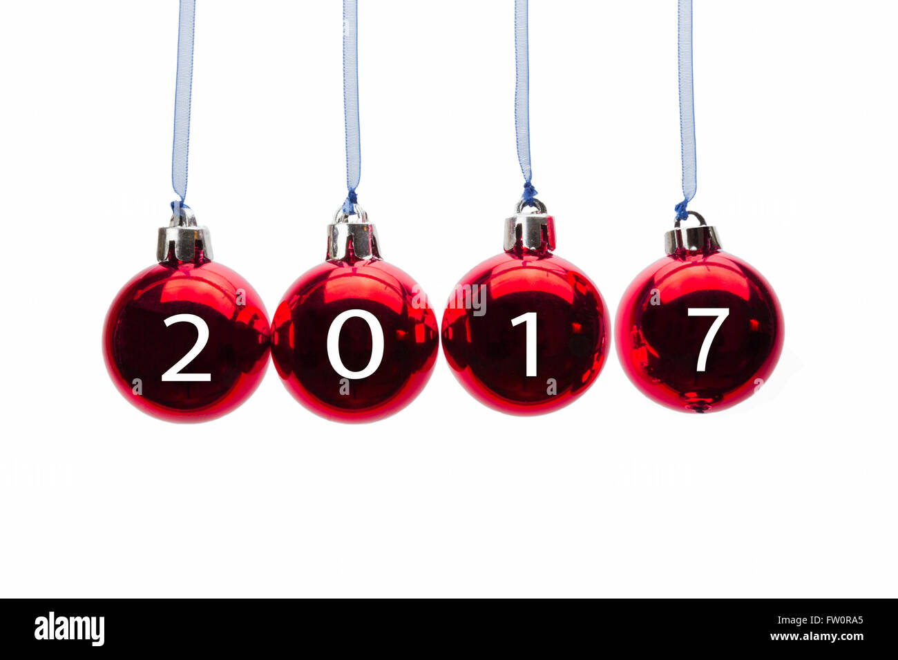 Quatre boules de Noël rouge avec de nouveaux numéros de l'année 2017 isolé sur fond blanc Banque D'Images