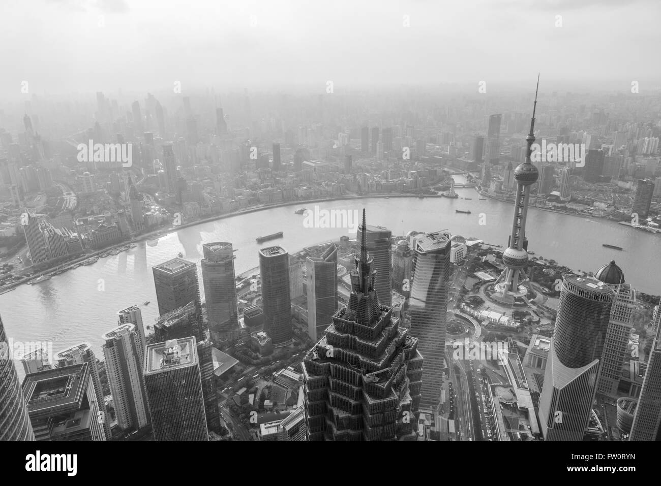 Shanghai vue aérienne au coucher du soleil avec des gratte-ciel sur la rivière urbaine Banque D'Images