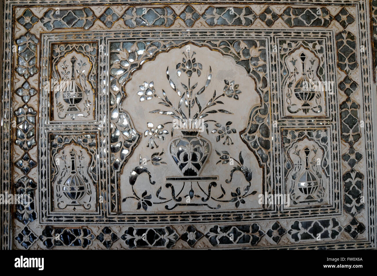 Détail d'un panneau dans le Sheesh Mahal dans le Fort Amber, Jaipur. Le Sheesh Mahal est décoré de milliers de carreaux de miroir. Banque D'Images