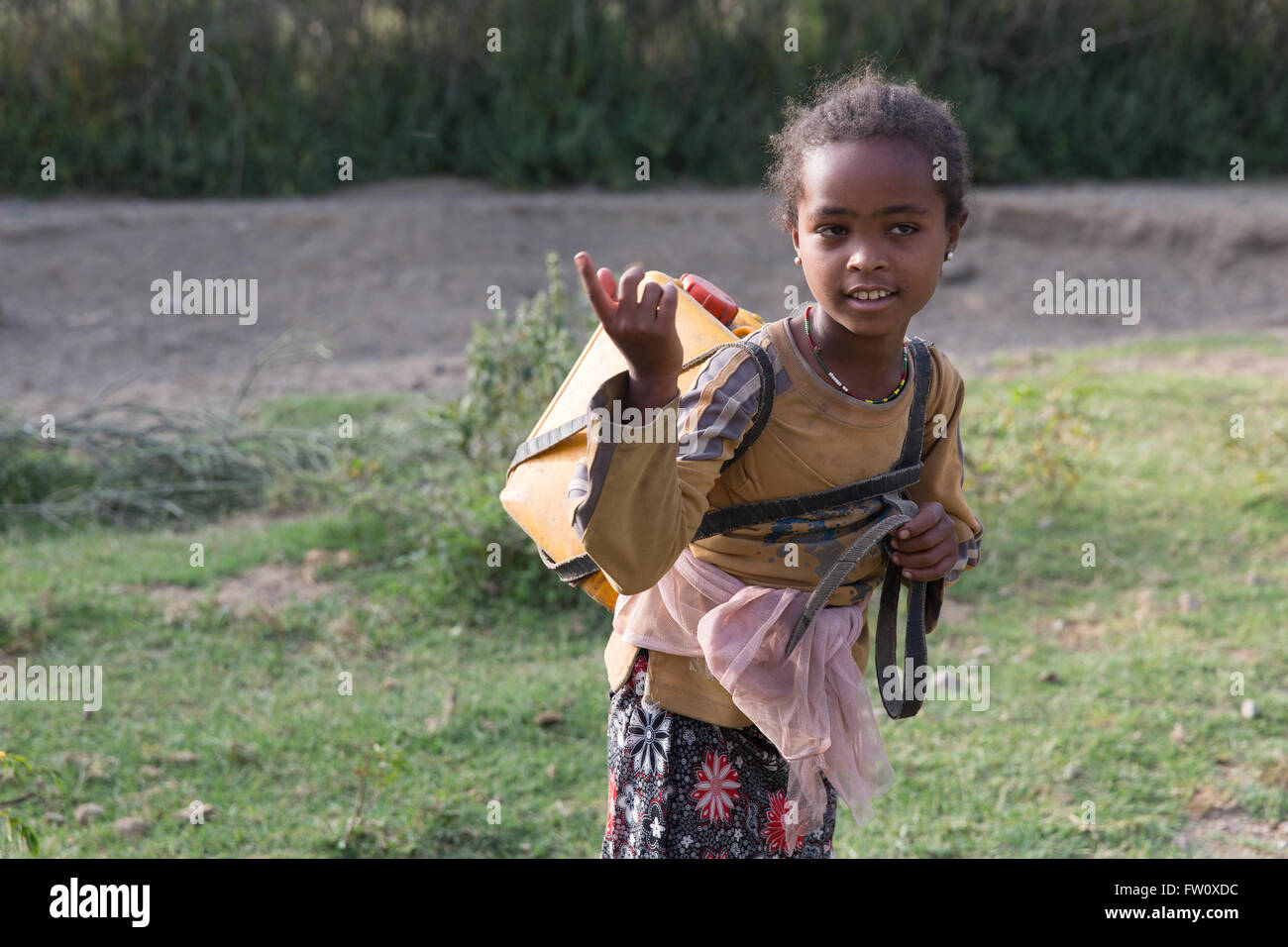 Lac Langano, Éthiopie, octobre 2013 Lomi Aman, 9, transporte l'eau 1.5km la maison chaque jour. Elle va à l'école le matin. Banque D'Images