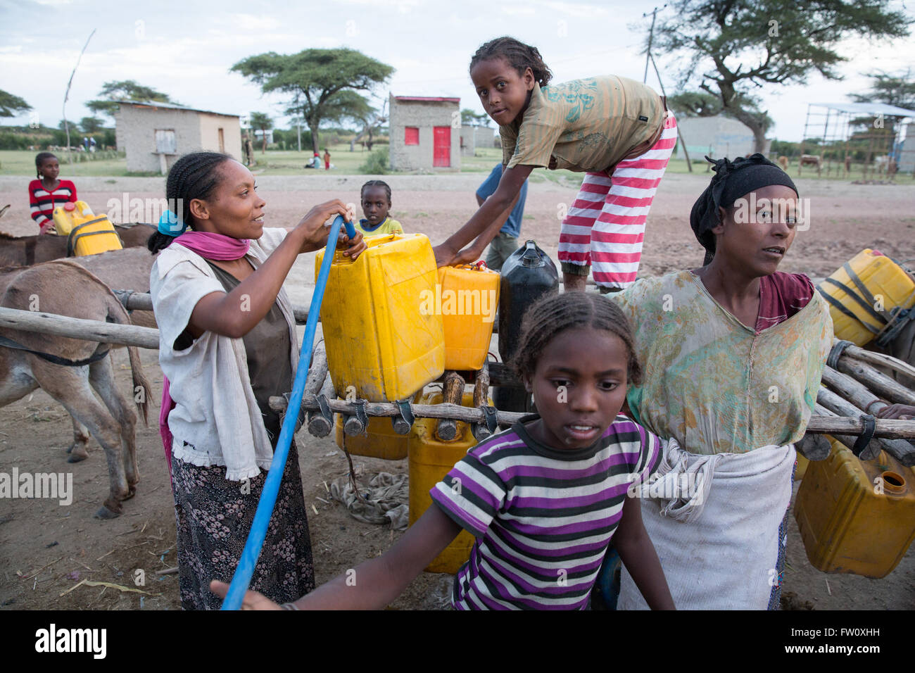 Hurufa Lole, près du lac Langano, Oromia, en Éthiopie, en octobre 2013 : les gens se rassemblent afin de recueillir l'eau d'un point d'eau. Banque D'Images