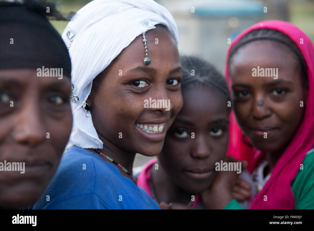 Hurufa Lole, près du lac Langano, Oromia, en Éthiopie, en octobre 2013 : les gens se rassemblent afin de recueillir l'eau d'un point d'eau. Banque D'Images