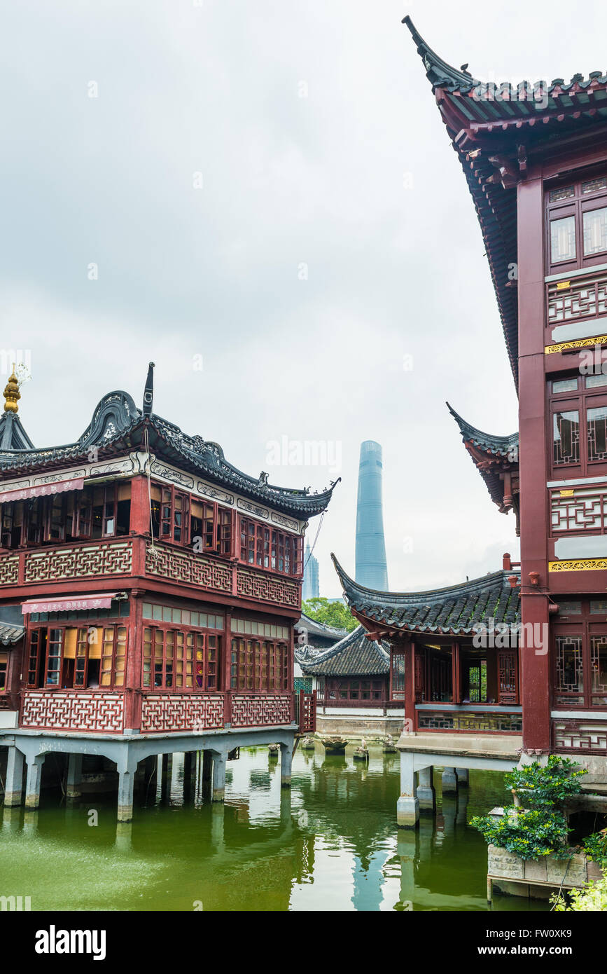 Immeuble commercial entourent le jardin Yu dans la vieille ville de Shanghai Banque D'Images
