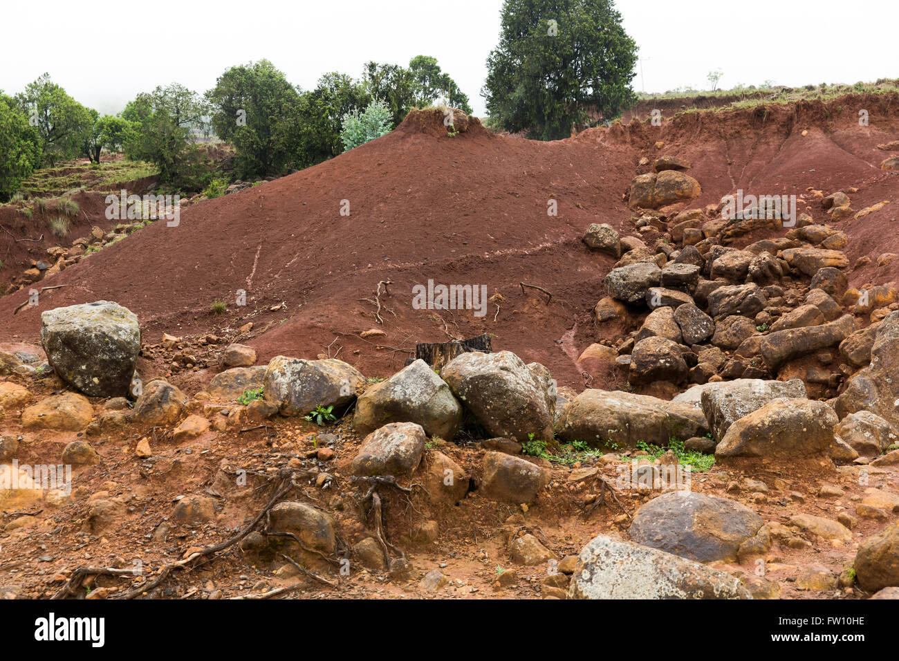 L'Éthiopie, Gurage, octobre 2013 une grave érosion due à une mauvaise gestion des terres le long de la nouvelle route partiellement achevés dans la région. Banque D'Images