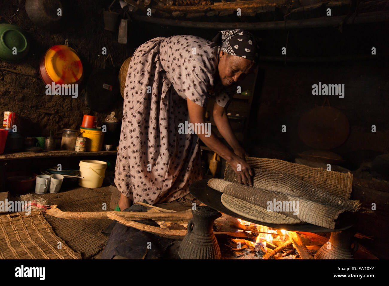 Gibi Gurage village, l'Éthiopie, octobre 2013 Maraganesh Waldemikel, 60, la préparation du pain fermenté de kocho enset tiges et racines. Banque D'Images