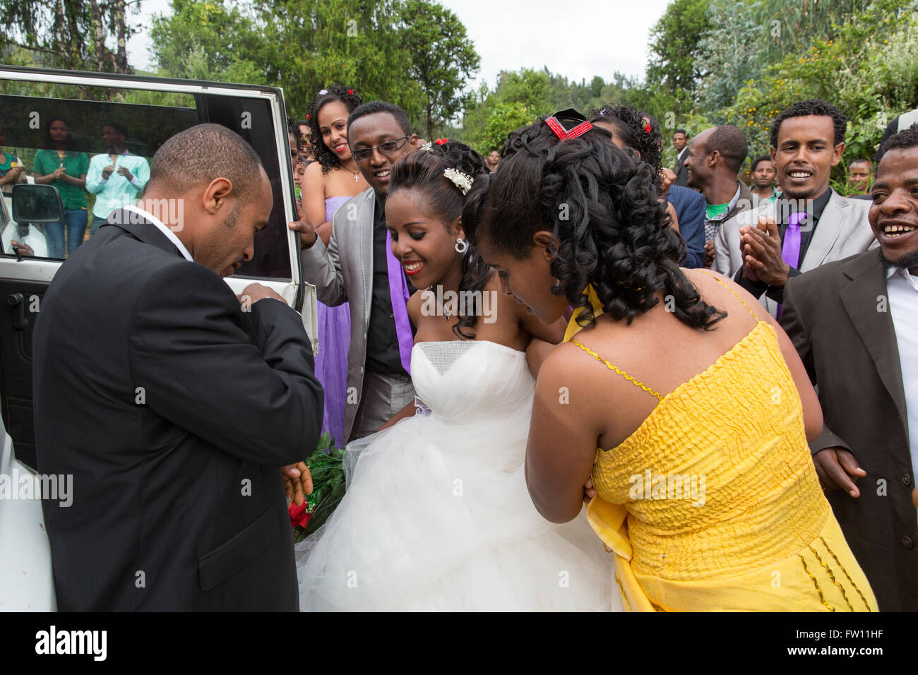Gibi Gurage, village, l'Éthiopie, 6 octobre 2013 Les gens se rassemblent pour une célébration de mariage qu'aujourd'hui est de bon augure pour les mariages. Banque D'Images