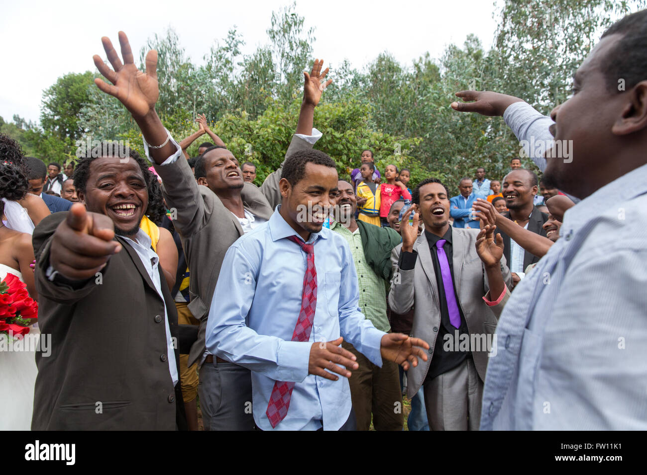 Gibi Gurage, village, l'Éthiopie, 6 octobre 2013 Les gens se rassemblent pour une célébration de mariage qu'aujourd'hui est de bon augure pour les mariages. Banque D'Images