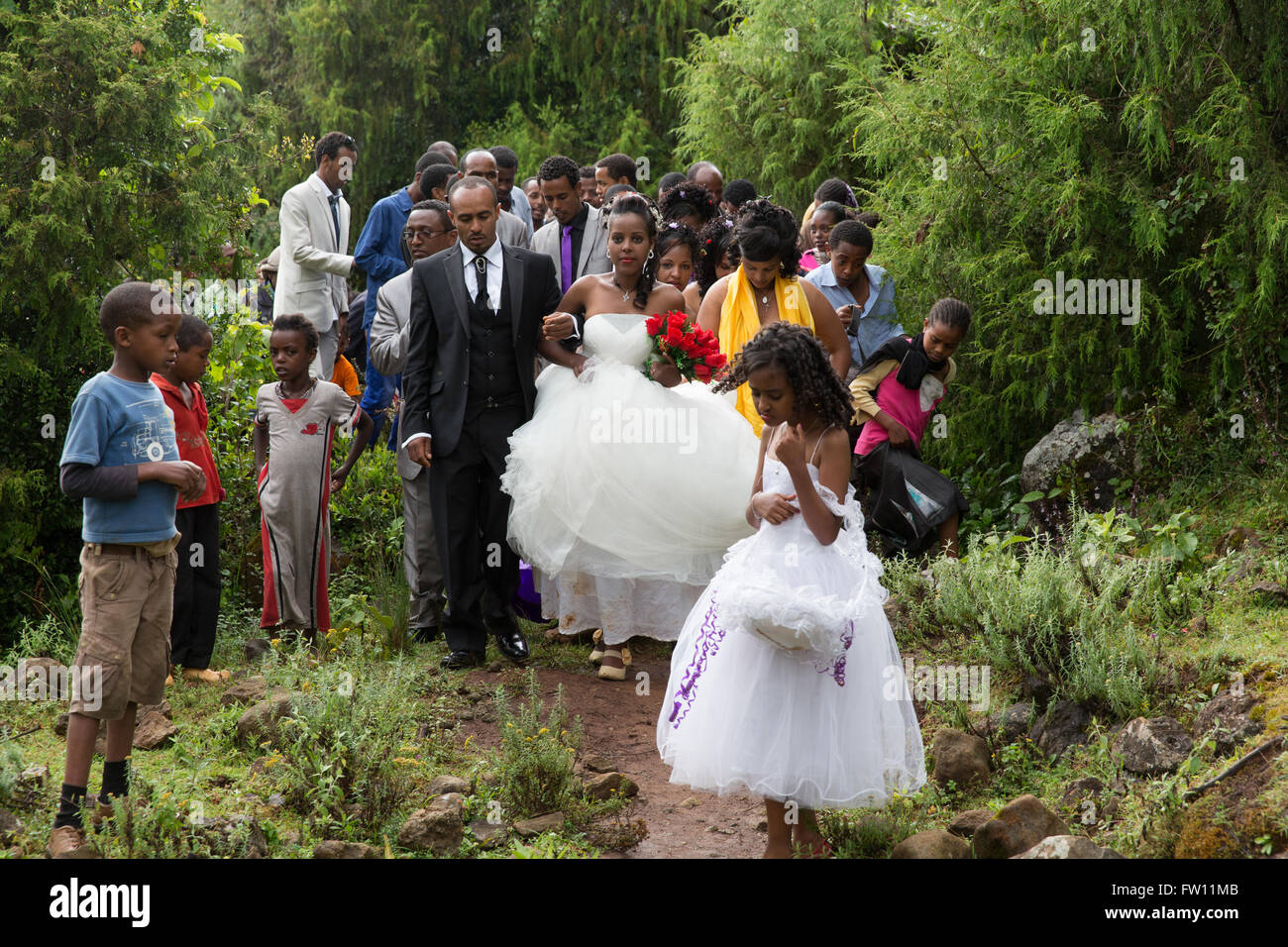 Gibi Gurage, village, l'Éthiopie, 6 octobre 2013 Les gens se rassemblent pour une célébration de mariage qu'aujourd'hui est de bon augure pour les mariages. Banque D'Images
