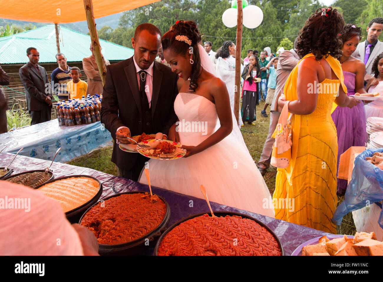 Gibi Gurage, village, l'Éthiopie, 6 octobre 2013 Les gens se rassemblent pour une célébration de mariage qu'aujourd'hui est de bon augure pour les mariages. Banque D'Images