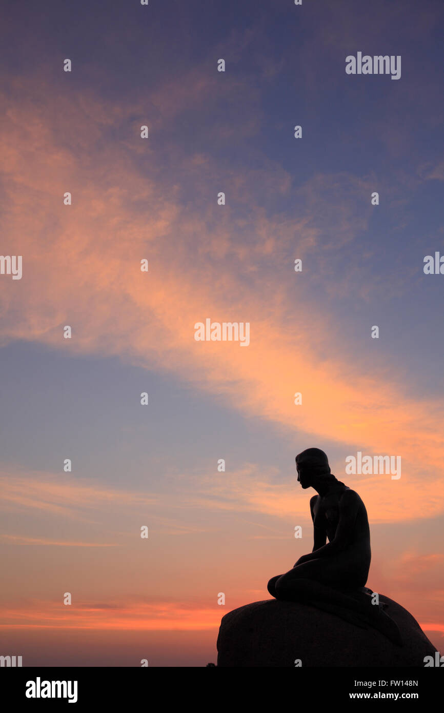 Statue de la sirène de Langelinie au lever du soleil, Copenhague, Danemark Banque D'Images Statue de la sirène de Langelinie au lever du soleil, Copenhague, Danemark Banque D'Images