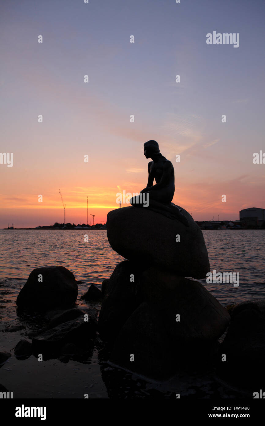 Statue de la sirène de Langelinie au lever du soleil, Copenhague, Danemark Banque D'Images Statue de la sirène de Langelinie au lever du soleil, Copenhague, Danemark Banque D'Images