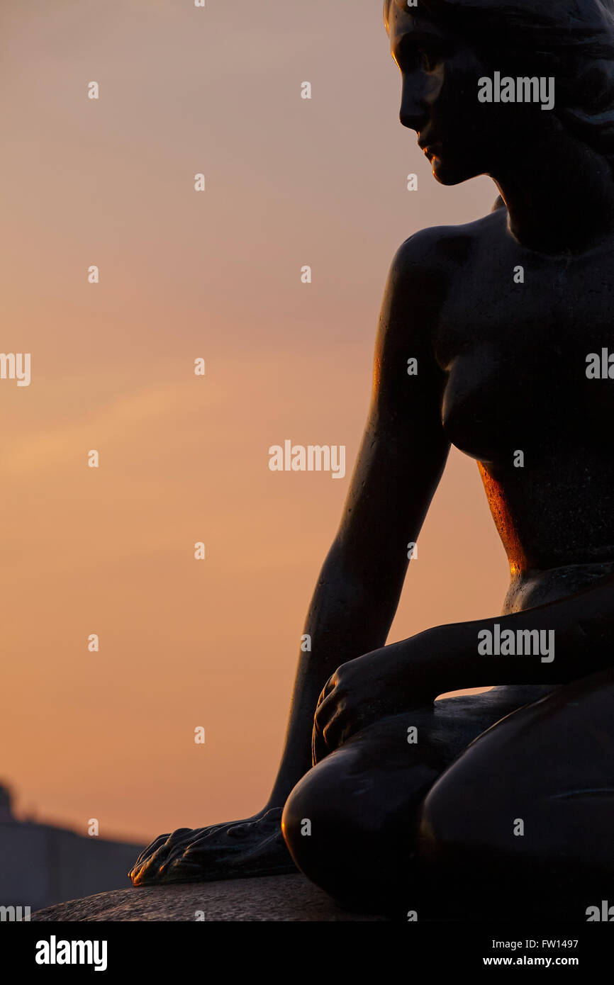 Statue de la sirène de Langelinie au lever du soleil, Copenhague, Danemark Banque D'Images Statue de la sirène de Langelinie au lever du soleil, Copenhague, Danemark Banque D'Images