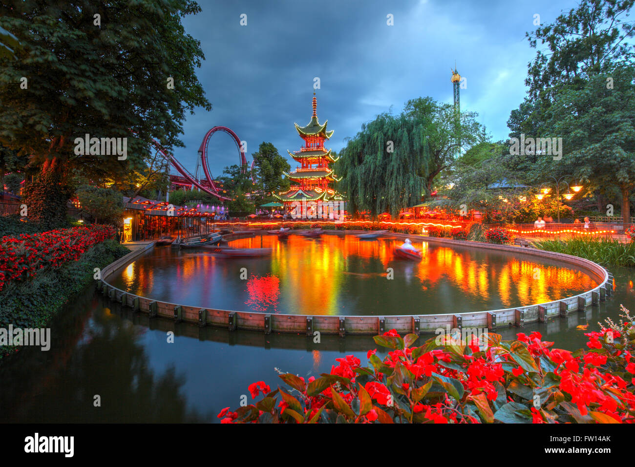 Dragon Boat lake et Daemonen roller coaster en arrière-plan sur les jardins de Tivoli, Copenhague, Danemark Banque D'Images