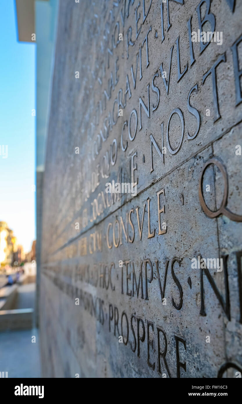 Inscription latine sur le mur à Rome, Italie Banque D'Images