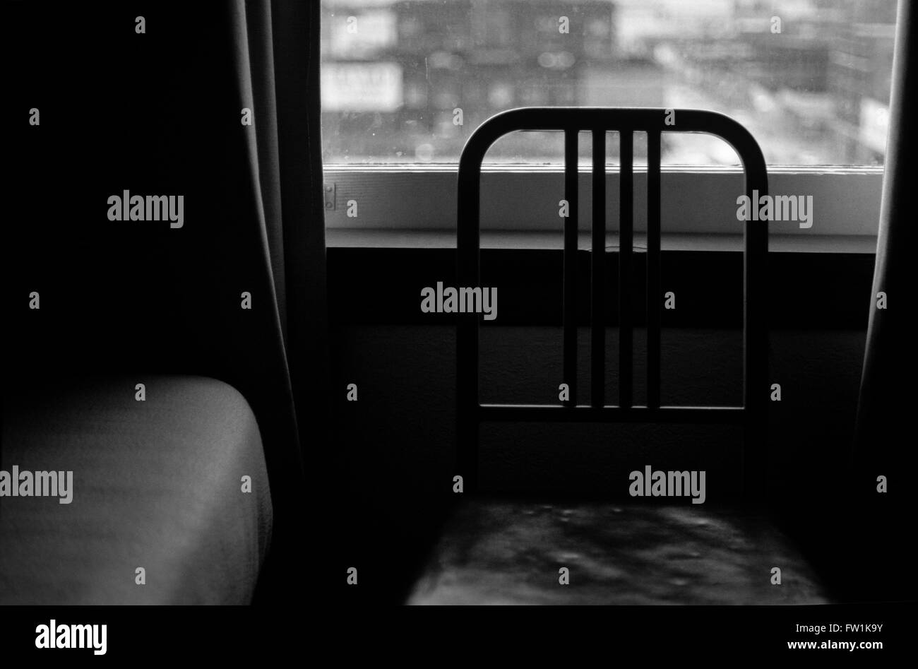 Chaise devant la fenêtre de la chambre de motel downtown Banque D'Images