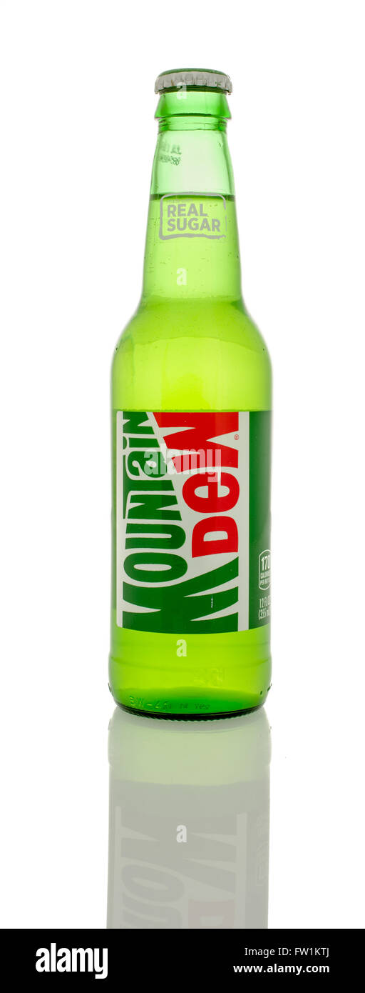 Winneconne, WI - 30 mars 2016 : une bouteille en verre d'origine de Mountain Dew, qui est administré par Pepsi. Banque D'Images
