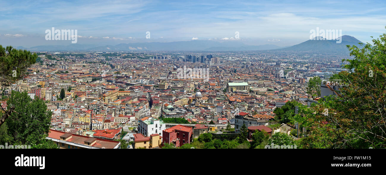 Vue de la ville vue depuis le château Sant'Elmo, le Vésuve derrière, Naples, Campanie, Italie Banque D'Images