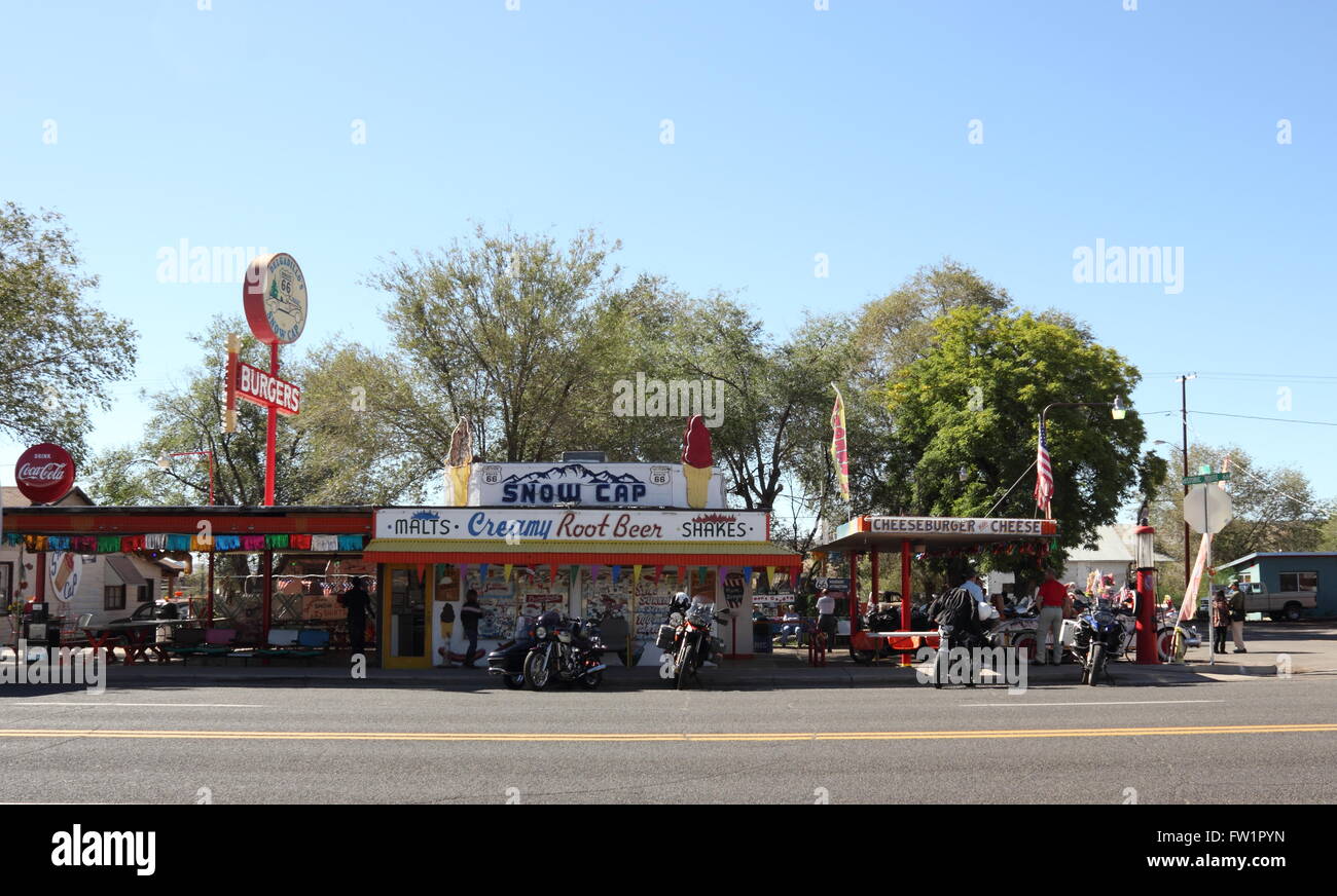 Juan Delgadillo ouvert Delgadillo's Snow Cap Drive-In à Seligman en 1953 l'Eatery est devenue une célèbre attraction Route 66. Banque D'Images