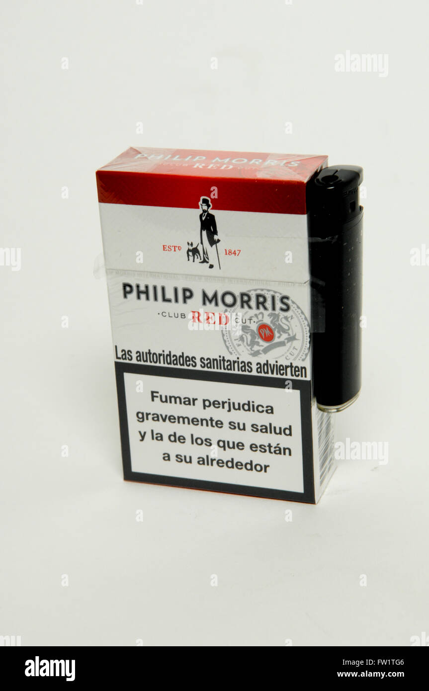 Philip Morris Cigarettes Rouge avec briquet sur fond blanc Banque D'Images
