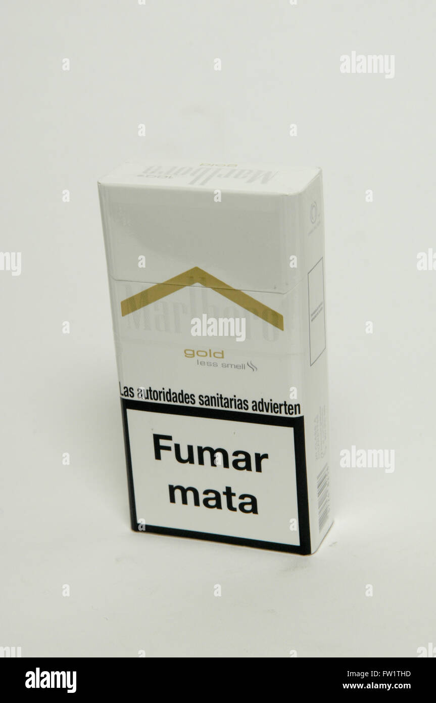 paquet-de-cigarettes-marlboro-light-sur-fond-blanc-photo-stock-alamy