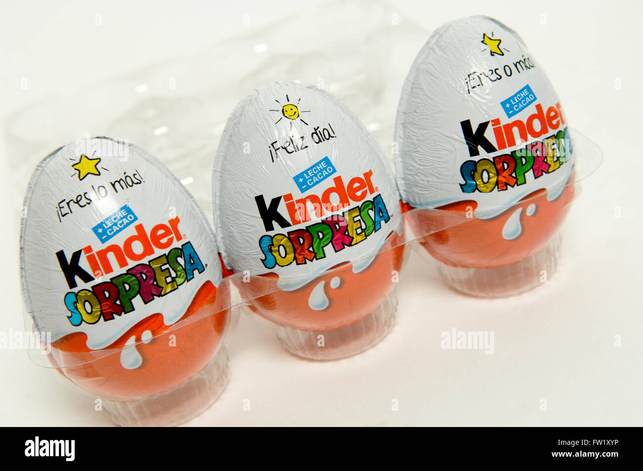 Kinder Surprise, également connu sous le nom d'un oeuf Kinder fabriqués par la société italienne Ferrero prises sur fond blanc. Banque D'Images