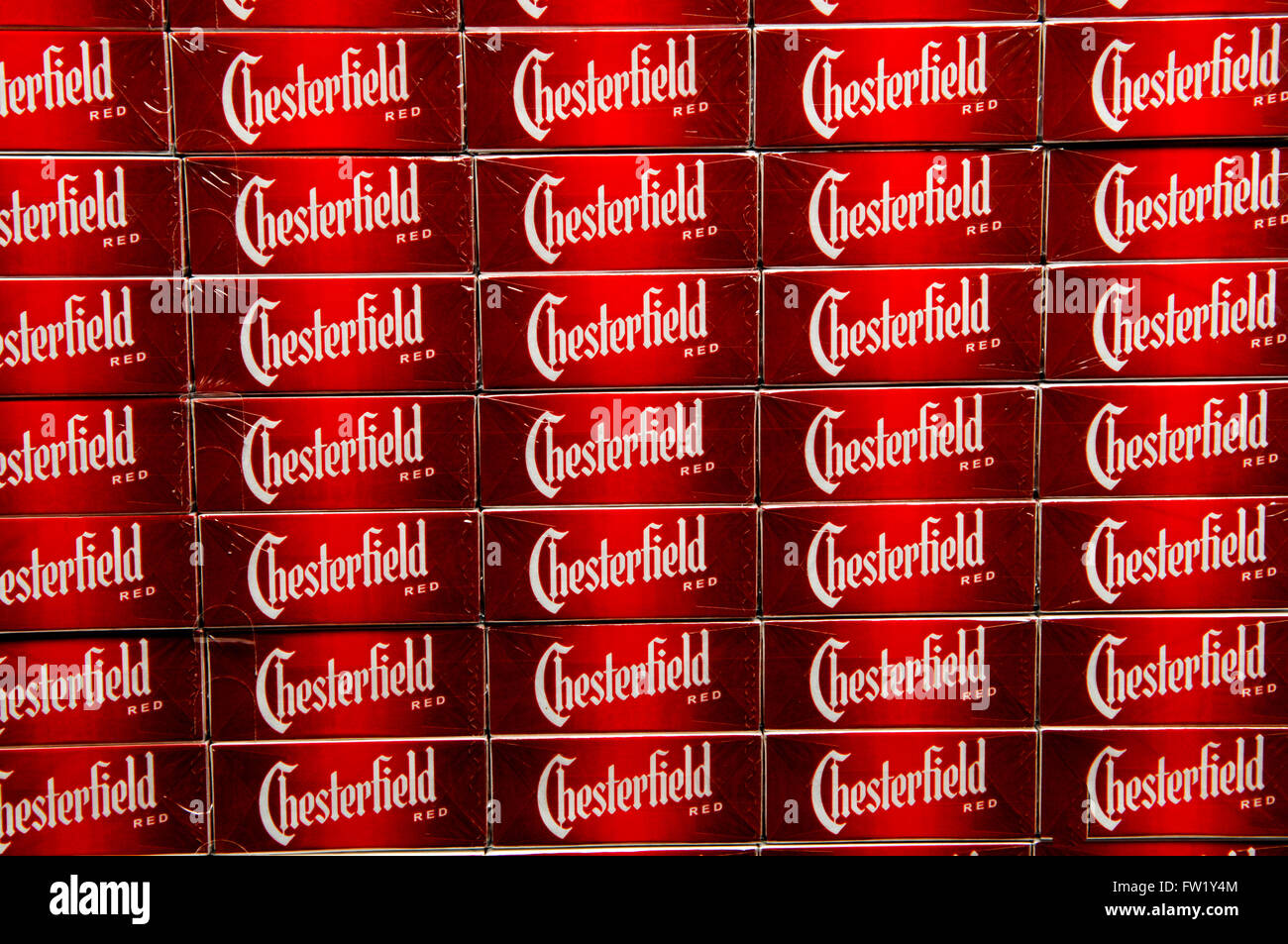 Cartons de Cigarettes Chesterfield être superposés pour le stockage, une marque appartenant à l'entreprise Philip Morris Corporation en Amérique. Banque D'Images