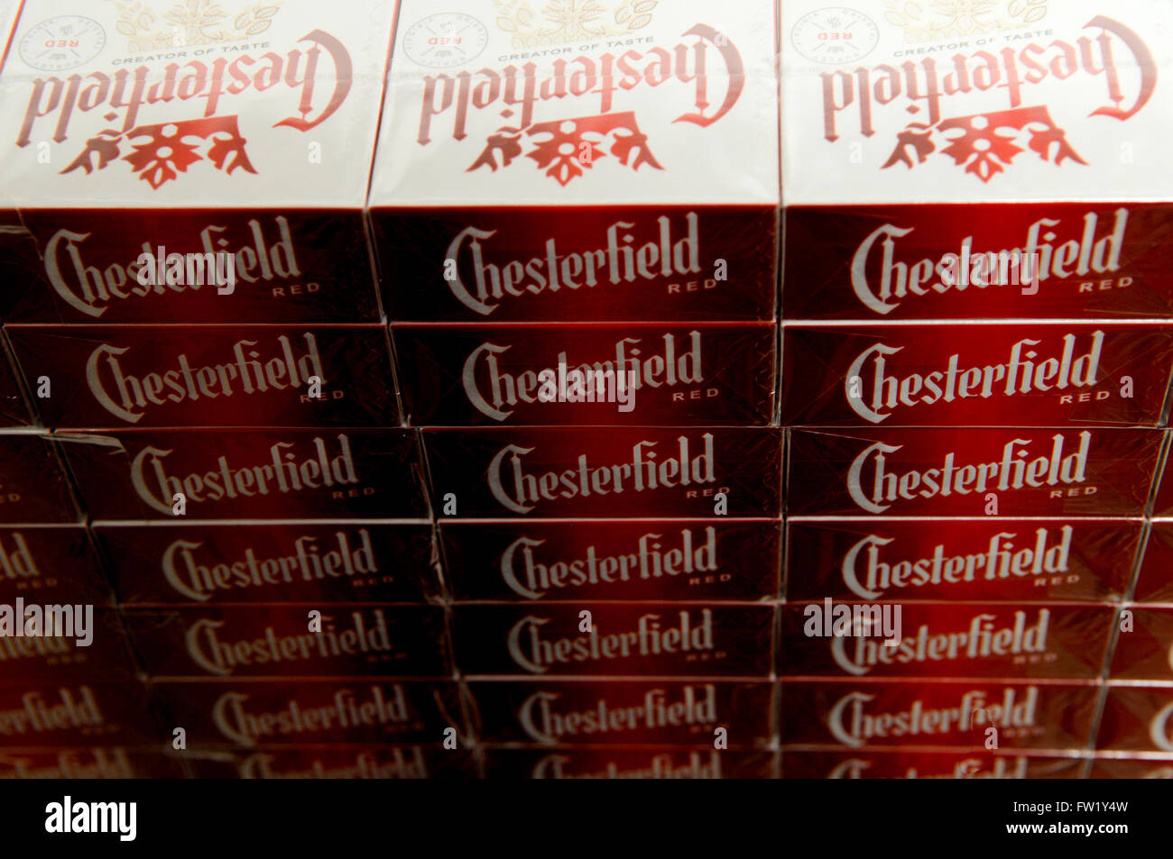 Cartons de Cigarettes Chesterfield être superposés pour le stockage, une marque appartenant à l'entreprise Philip Morris Corporation en Amérique. Banque D'Images