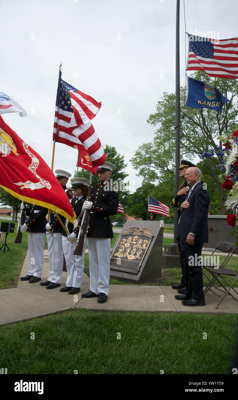 Topeka, Kansas 5-26 -2014 NOUS. Le sénateur Pat Roberts (républicaine) du Kansas Topeka et chef de police Ronald Miller se présenter comme la garde d'honneur composée de la Topeka High School Cadets Marine Corp présente les drapeaux. Au cours de la Journée de commémoration annuelle de l'Penwell-Gabel du souvenir au mur commémoratif des anciens combattants. Credit : Mark Reinstein Banque D'Images