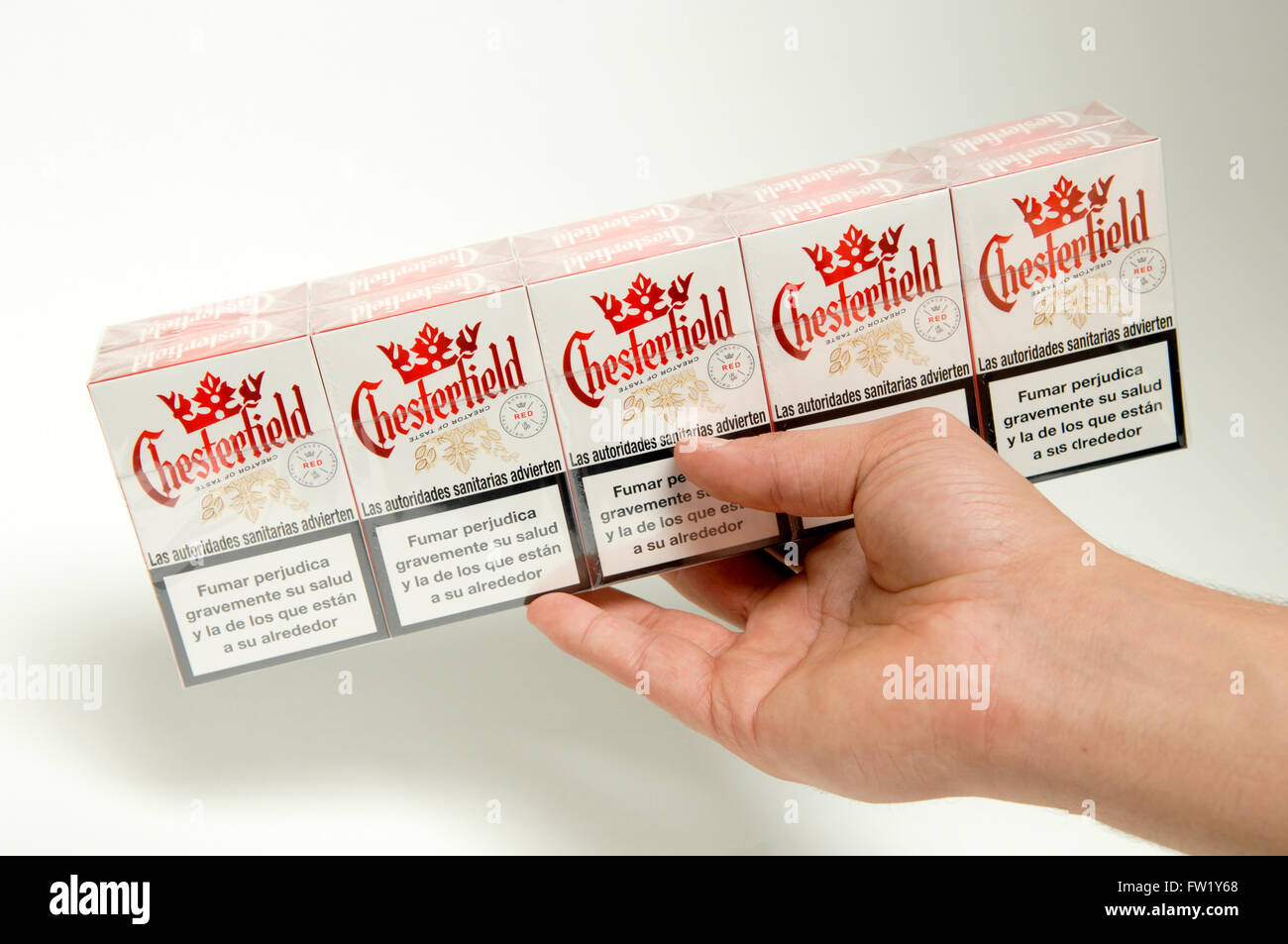 Cartouche de cigarettes Chesterfield étant tenus à la main une marque appartenant à l'entreprise Philip Morris Company. Banque D'Images