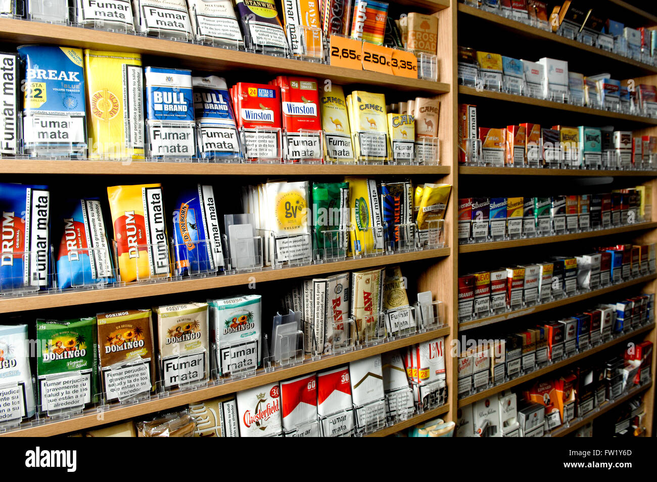 Sélection de part le tabac à rouler en vente dans un bureau de tabac Photo Stock Alamy