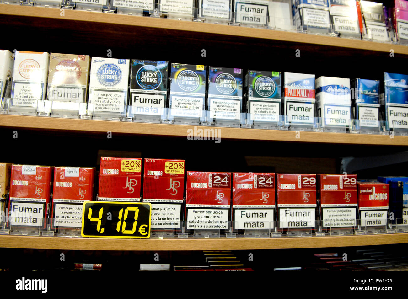 Sélection de cigarettes en vente dans un bureau de tabac. Banque D'Images