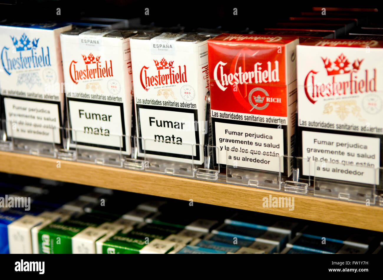 Sélection de Cigarettes Chesterfield une marque appartenant à la Philip Morris Companies Incorporated en vente dans un bureau de tabac. Banque D'Images
