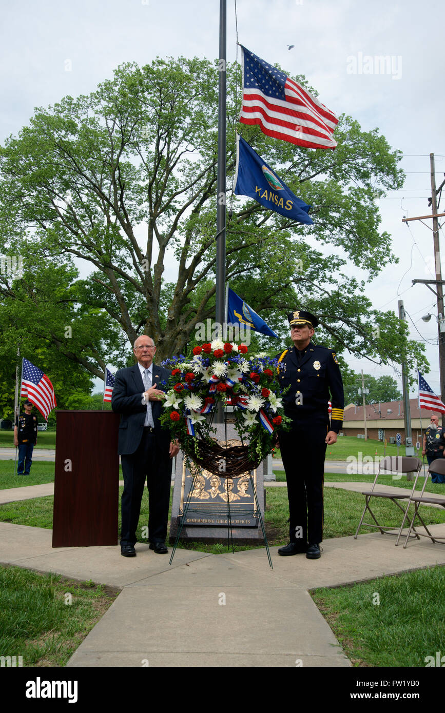 Topeka, Kansas 5-26 -2014 NOUS. Le sénateur Pat Roberts (républicaine) du Kansas Topeka et chef de police Ronald Miller place la couronne au mur du Souvenir, au cours de la Journée de commémoration annuelle de service au cimetière. Penwell-Gabel Credit : Mark Reinstein Banque D'Images