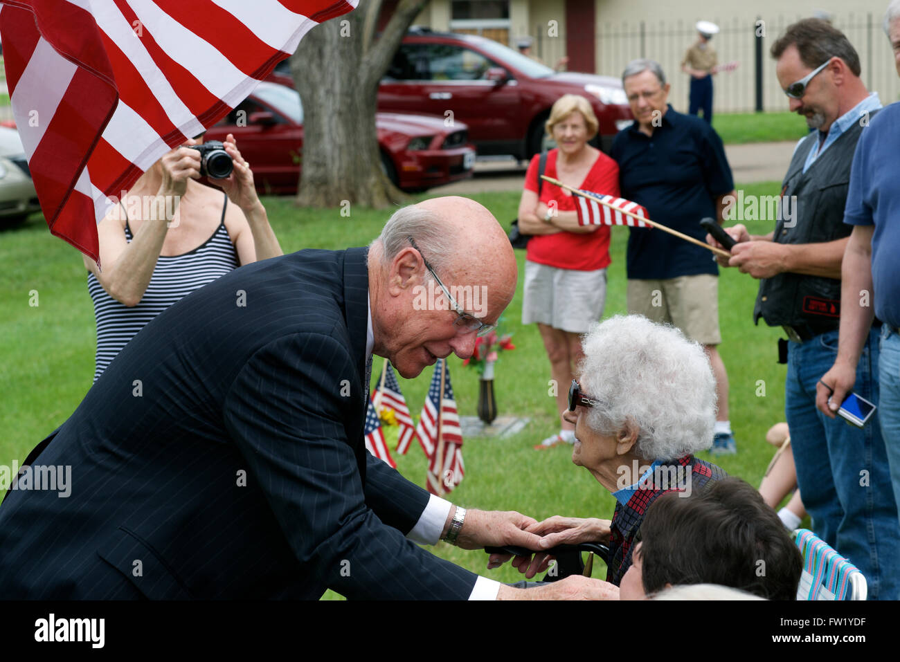 Topeka, Kansas 5-26 -2014 NOUS. Le sénateur Pat Roberts (républicaine) du Kansas, des entretiens avec 99 ans, vétéran de la DEUXIÈME GUERRE MONDIALE Opal Redwine qui ont servi dans le corps infirmier de l'Armée de l'air aux États-Unis pendant le conflit, puis il lui donne un baiser sur le front. Credit : Mark Reinstein Banque D'Images