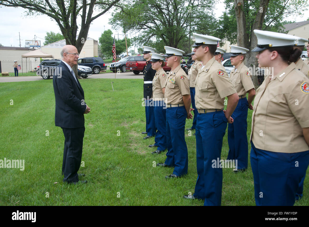 Topeka, Kansas 5-26 -2014 NOUS. Le sénateur Pat Roberts (républicain) de Kansas parle avec la garde d'honneur composée de la Topeka High School Marine Corp Cadets. Au cours de la Journée de commémoration annuelle de l'Penwell-Gabel du souvenir au mur commémoratif des anciens combattants. Credit : Mark Reinstein Banque D'Images