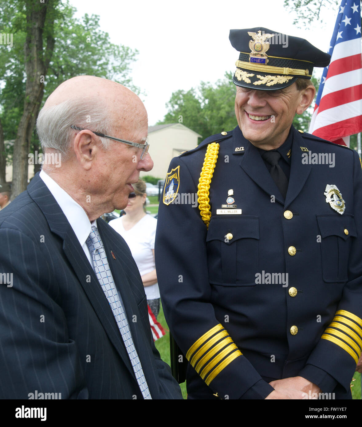 Topeka, Kansas, États-Unis, 26 mai 2014 Memorial Day service au cimetière Gabel Penwell mur commémoratif des anciens combattants. Avec nous. Le sénateur républicain Pat Roberts du Kansas Topeka et le chef de la police (qui sera bientôt l'US Marshall du Kansas) Ronald Miller. Credit : Mark Reinstein Banque D'Images