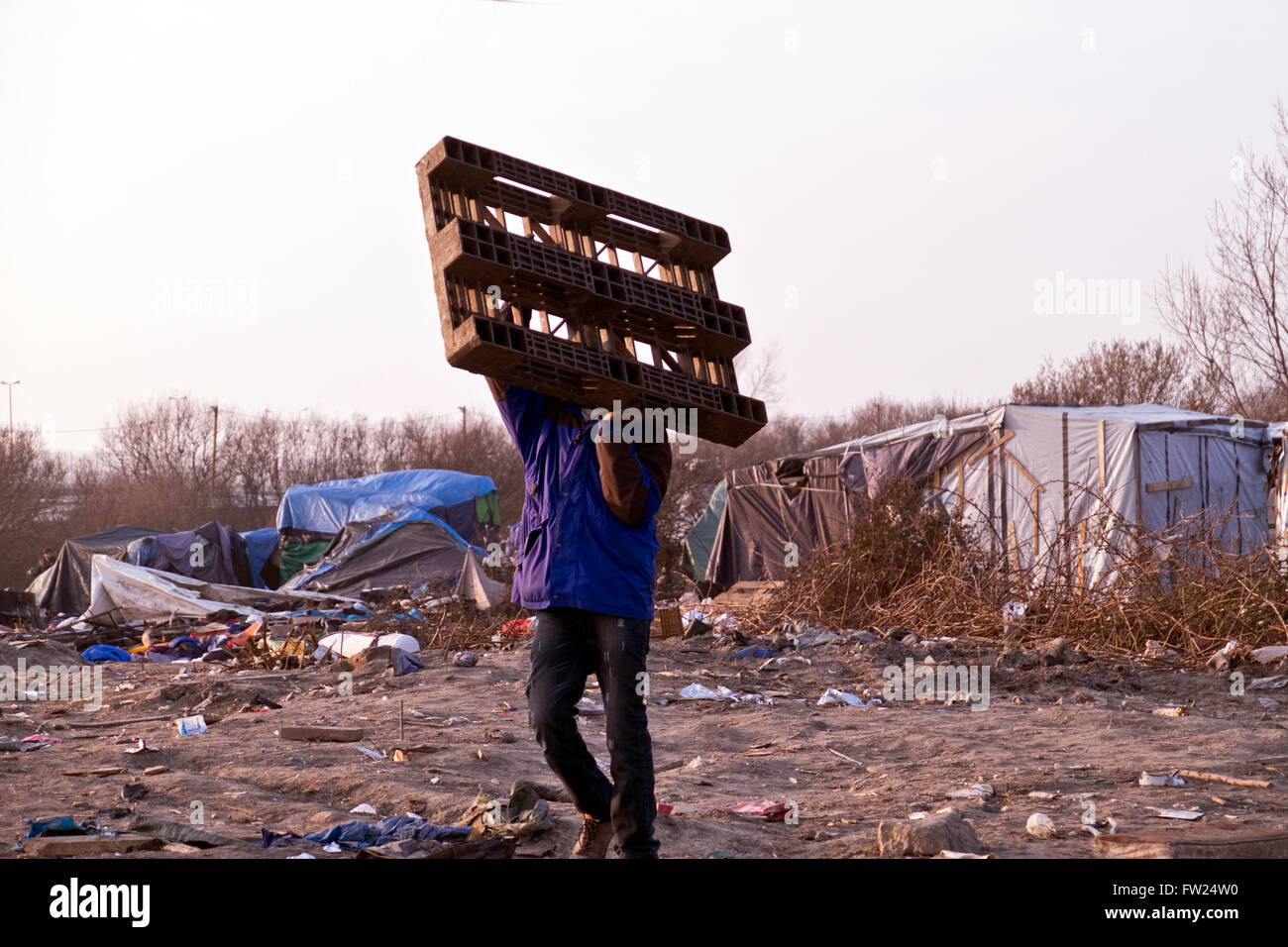 La jungle camp de réfugiés migrants à Calais et la France où des milliers de réfugiés ont vécu dans la boue et l'état sordide espérant Banque D'Images