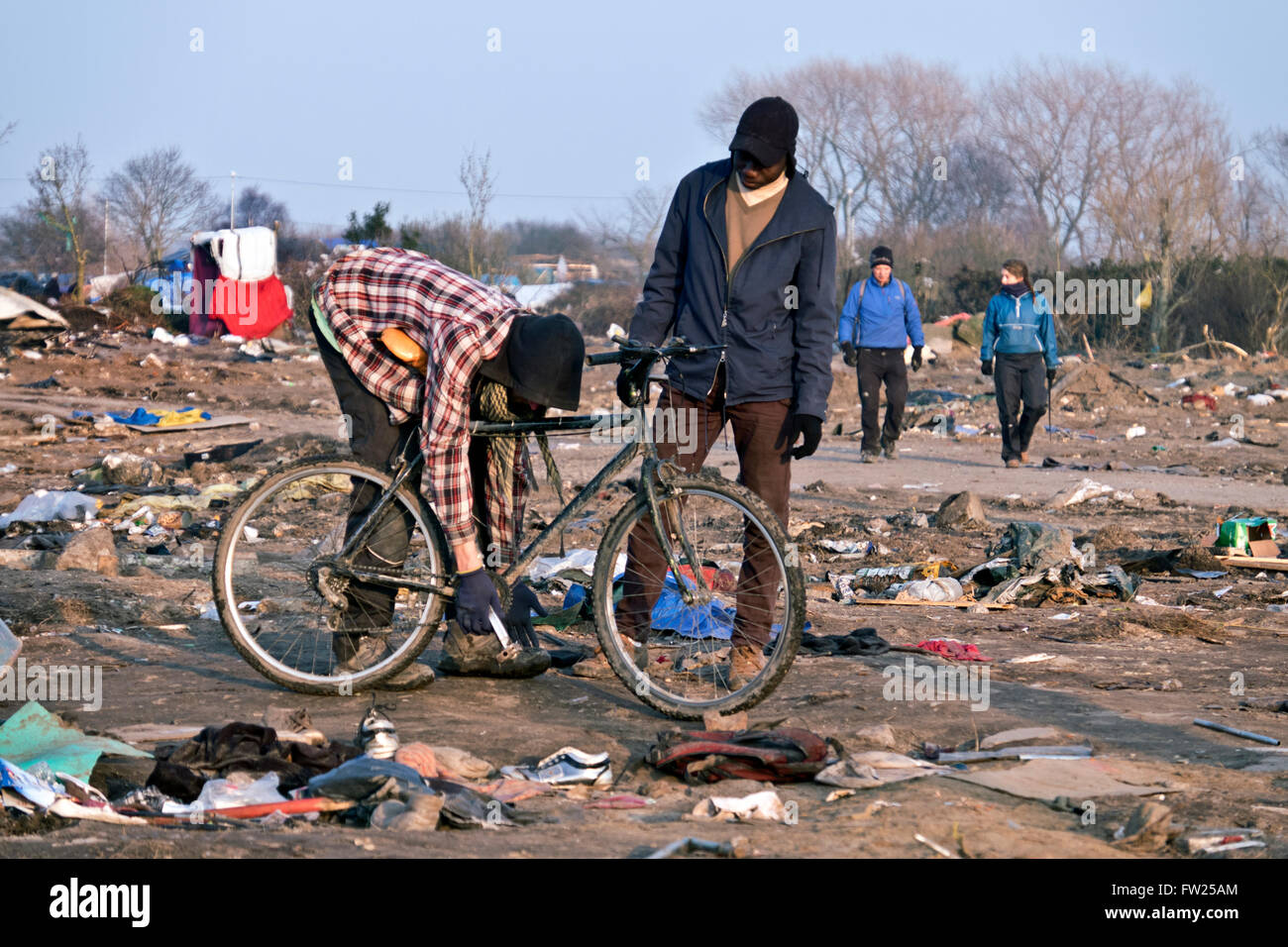 La jungle camp de réfugiés migrants à Calais et la France où des milliers de réfugiés ont vécu dans la boue et l'état sordide espérant Banque D'Images