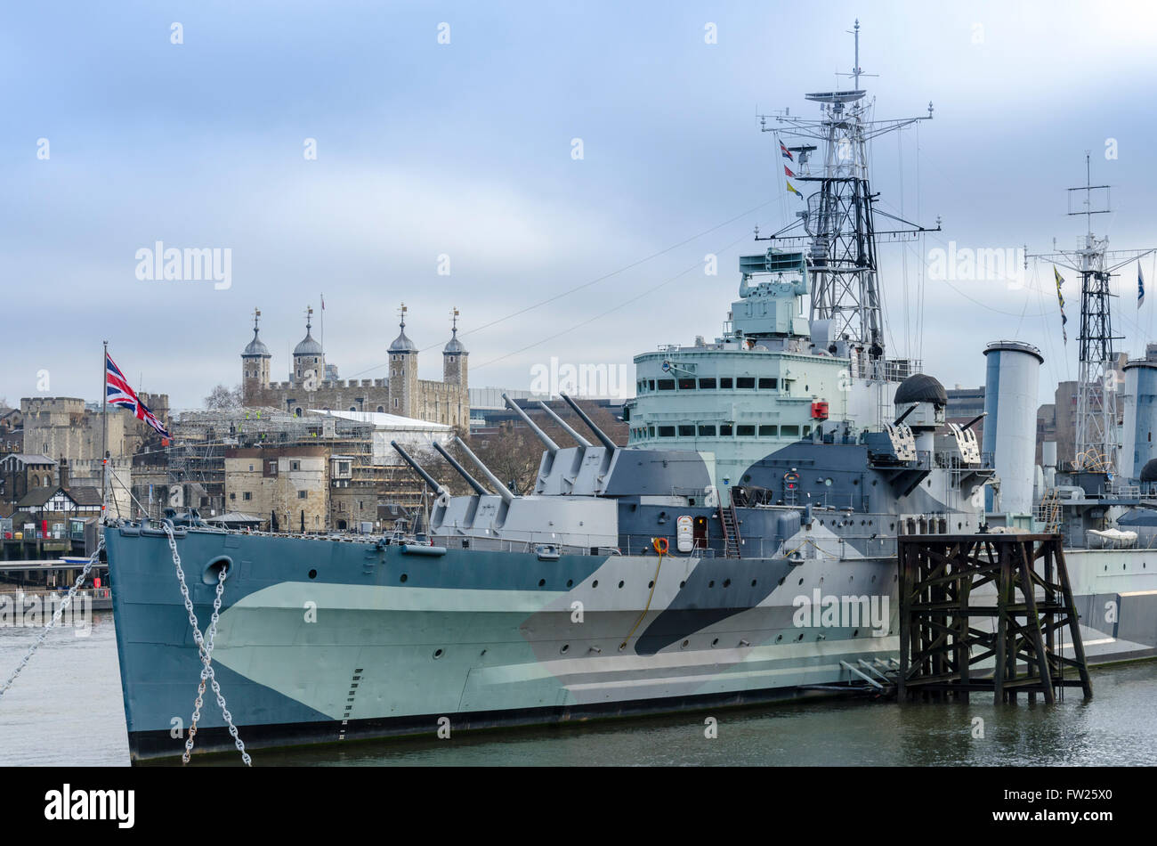 Le HMS Belfast avec Tour de Londres en arrière-plan. London, UK Banque D'Images