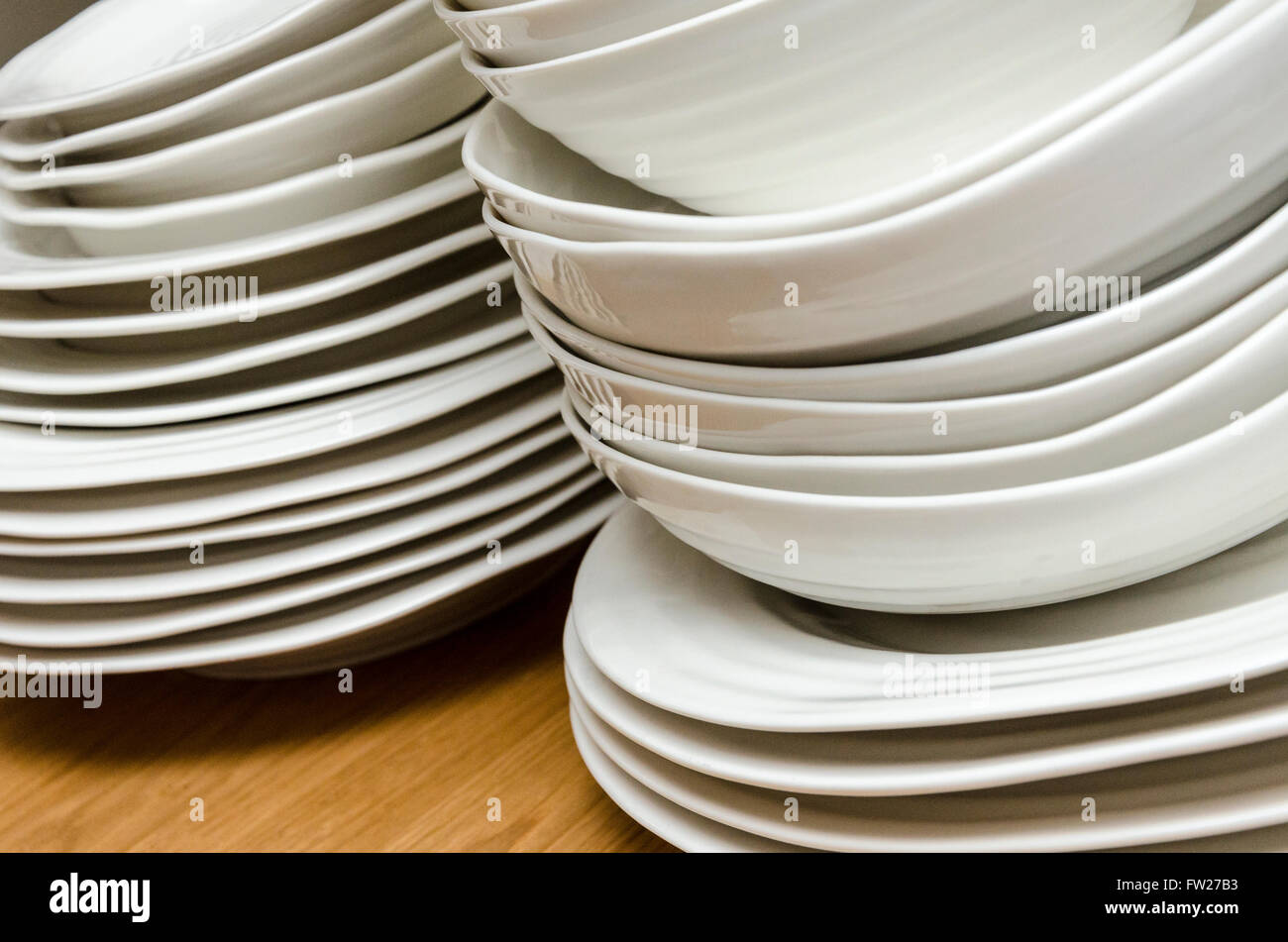 Sophie Conran Pour Portmeirion vaisselle ou une table en bois Banque D'Images