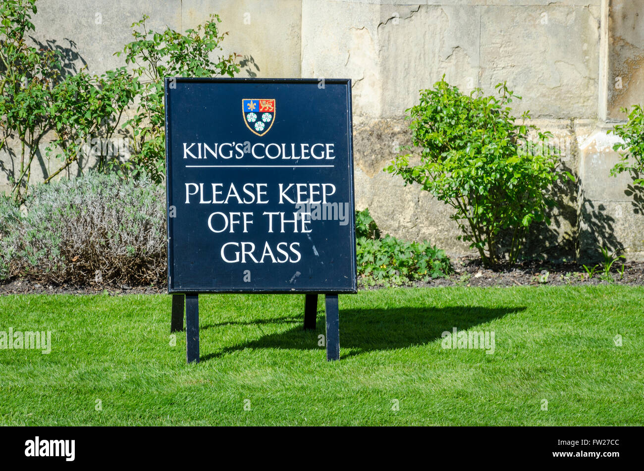 King's College 'Ne pas marcher sur la pelouse (signe, Cambridge, Royaume-Uni Banque D'Images